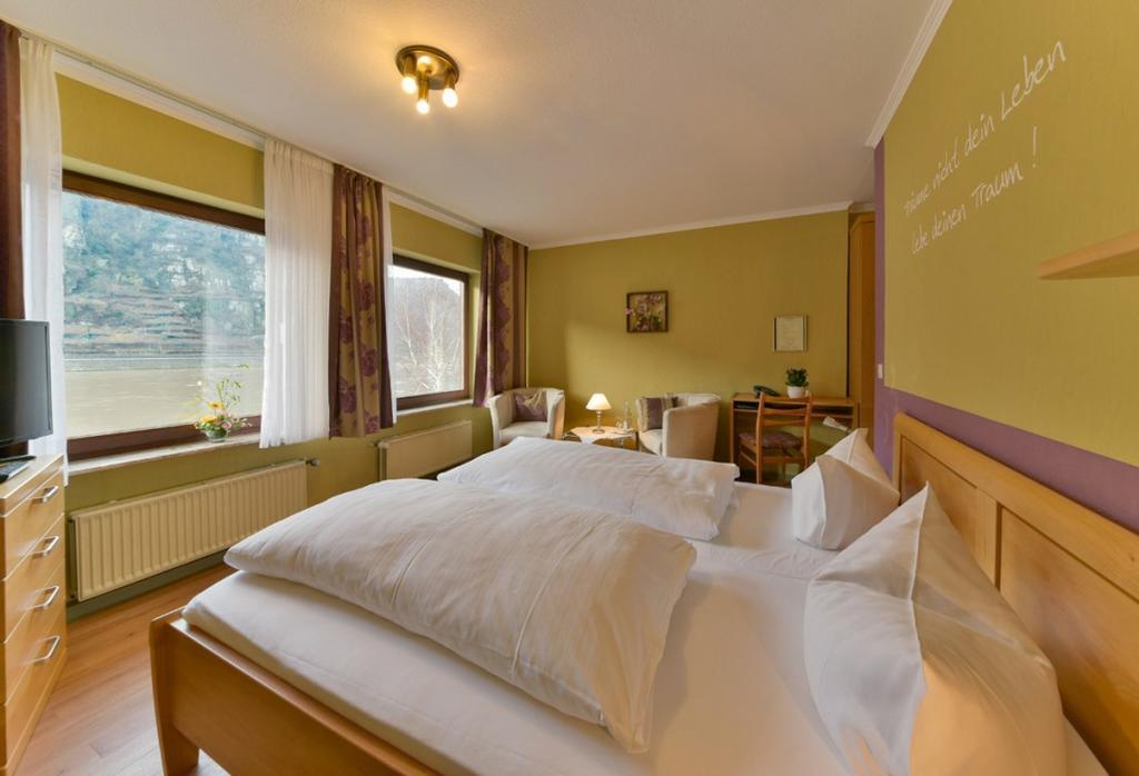 Hotel & Restaurant Krone Kestert エクステリア 写真