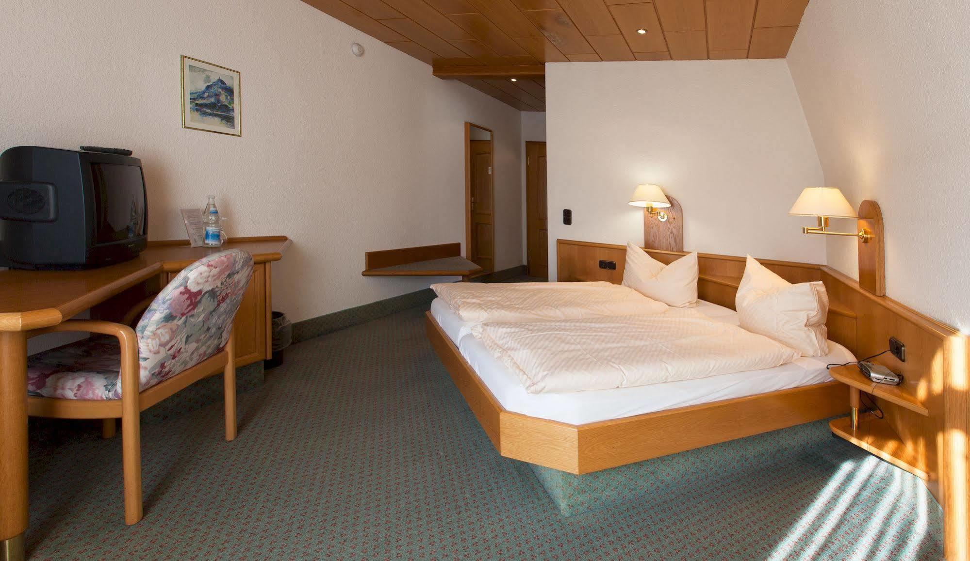 Hotel & Restaurant Krone Kestert エクステリア 写真